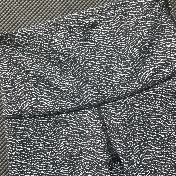 Lululemon Wunder Under Crop (Hi-Rise) (21") Luon Ripple Jacquard Black White - Picture 3 of 6